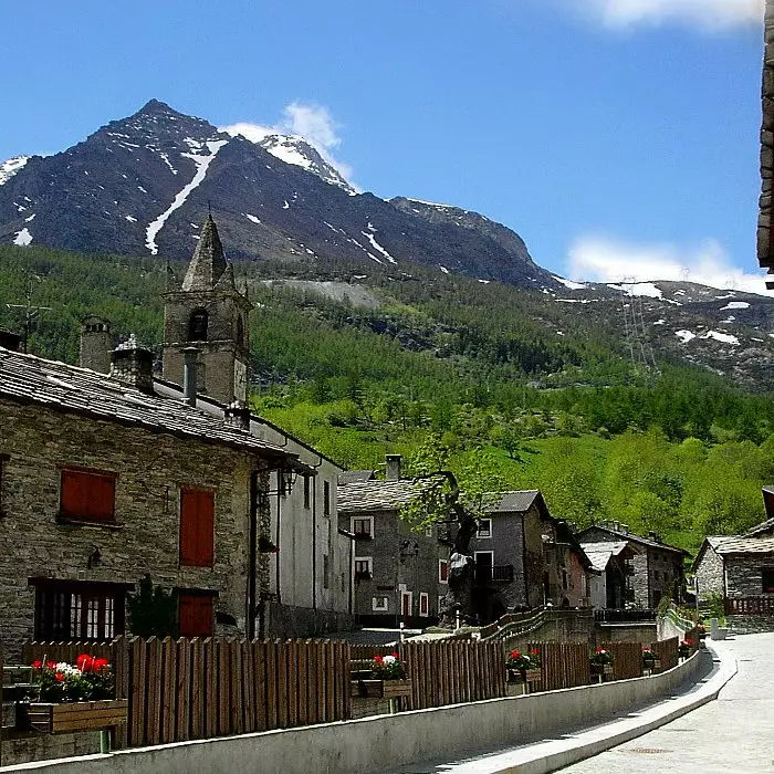 Moncenisio Via principale con sfondo montagne