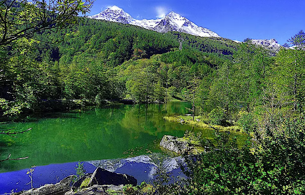 vista sul lago e montagne