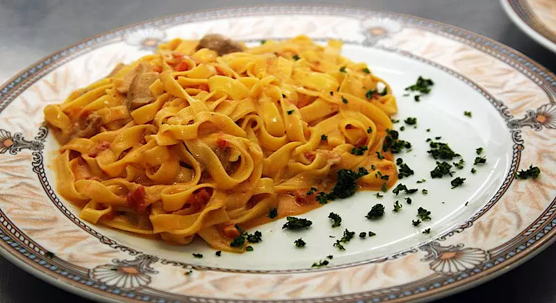 Tagliatelle ai porcini in salsa rosa