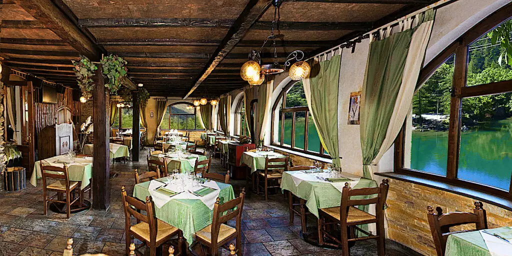 Sala del ristorante con vista lago